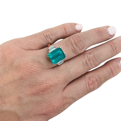 Bague 54 Bague en or blanc 750 avec émeraude 5,90 ct et diamants 58 Facettes 30684