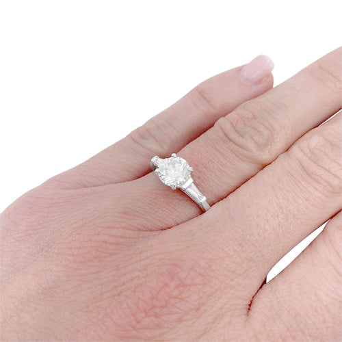 Bague 53 Bague solitaire en or blanc avec diamant 1,15 ct et diamants baguette 58 Facettes 32529