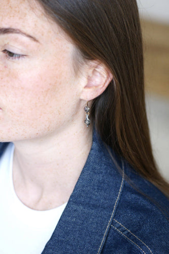 Boucles d'oreilles Boucles d'oreilles dormeuses anciennes en or jaune 18kt, argent et diamants 58 Facettes
