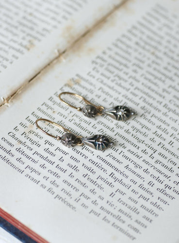 Boucles d'oreilles Boucles d'oreilles dormeuses anciennes en or jaune 18kt, argent et diamants 58 Facettes