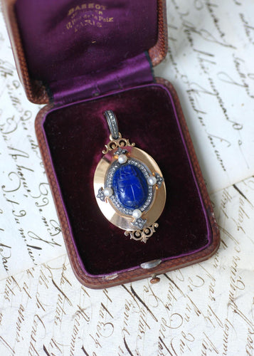 Pendentif Pendentif médaillon scarabée en or rose 18k et argent, lapis-lazuli, perles, diamants 58 Facettes