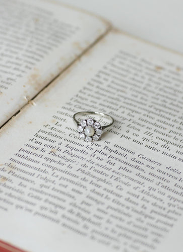Bague 55.5 Bague marguerite Art Déco en or blanc 18k, perle bouton et diamants 58 Facettes