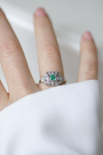 Bague 56 Bague Art Déco sertie d’une émeraude en platine et diamants 58 Facettes