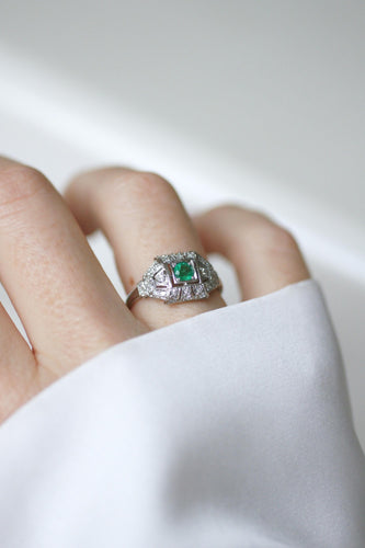 Bague 56 Bague Art Déco sertie d’une émeraude en platine et diamants 58 Facettes