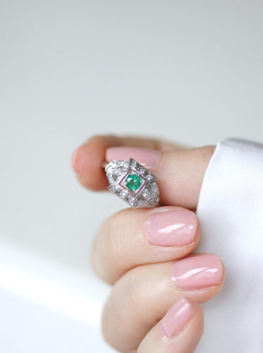 Bague 56 Bague Art Déco sertie d’une émeraude en platine et diamants 58 Facettes