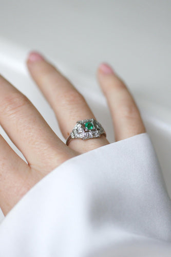 Bague 56 Bague Art Déco sertie d’une émeraude en platine et diamants 58 Facettes
