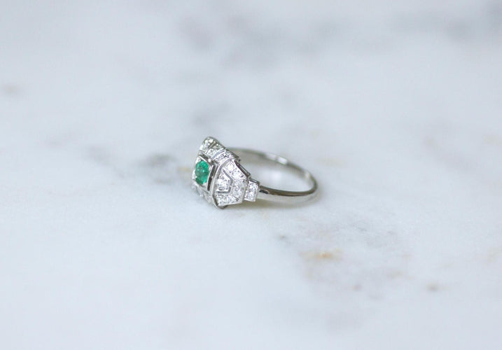 Bague 56 Bague Art Déco sertie d’une émeraude en platine et diamants 58 Facettes