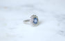 Bague 53 Bague - Bague de fiançailles marguerite en platine et saphir de Ceylan 58 Facettes