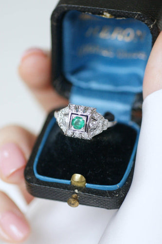 Bague 56 Bague Art Déco sertie d’une émeraude en platine et diamants 58 Facettes