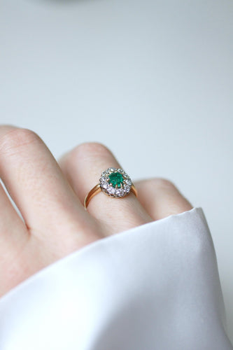 Bague 48 Bague marguerite ancienne en or jaune 18kt, argent, émeraude et diamants 58 Facettes