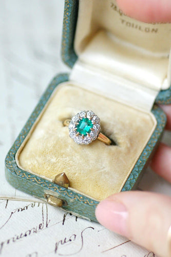 Bague 48 Bague marguerite ancienne en or jaune 18kt, argent, émeraude et diamants 58 Facettes