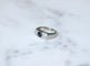 Bague 47 Bague chevalière Art Déco en platine et saphir non chauffé, diamants 58 Facettes