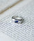 Bague 47 Bague chevalière Art Déco en platine et saphir non chauffé, diamants 58 Facettes