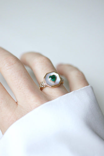 Bague Bague cœur en or jaune 18k, émeraude, diamants et nacre 58 Facettes