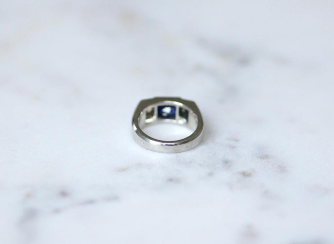 Bague 47 Bague chevalière Art Déco en platine et saphir non chauffé, diamants 58 Facettes