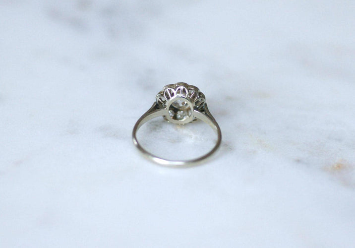Bague 56 Bague marguerite Art Déco en or blanc et platine et diamants 58 Facettes
