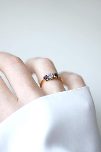 Bague 51 Bague jarretière ancienne en or jaune 18kt et platine, saphirs et diamant 58 Facettes