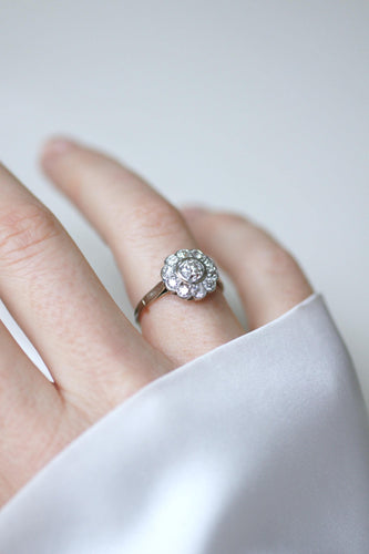 Bague 56 Bague marguerite Art Déco en or blanc et platine et diamants 58 Facettes