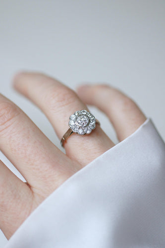 Bague 56 Bague marguerite Art Déco en or blanc et platine et diamants 58 Facettes