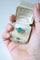Bague 51 Bague Art Déco cabochon gravée en or jaune 18k, platine, émeraude et diamants 58 Facettes