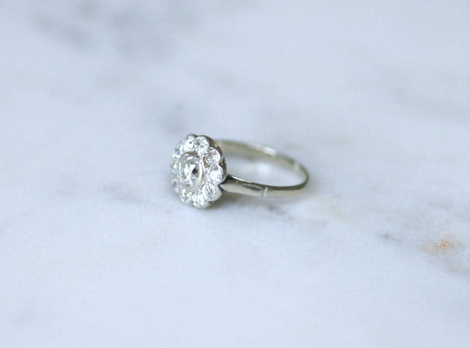 Bague 56 Bague marguerite Art Déco en or blanc et platine et diamants 58 Facettes