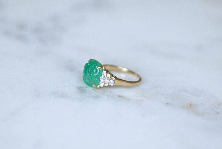 Bague 51 Bague Art Déco cabochon gravée en or jaune 18k, platine, émeraude et diamants 58 Facettes