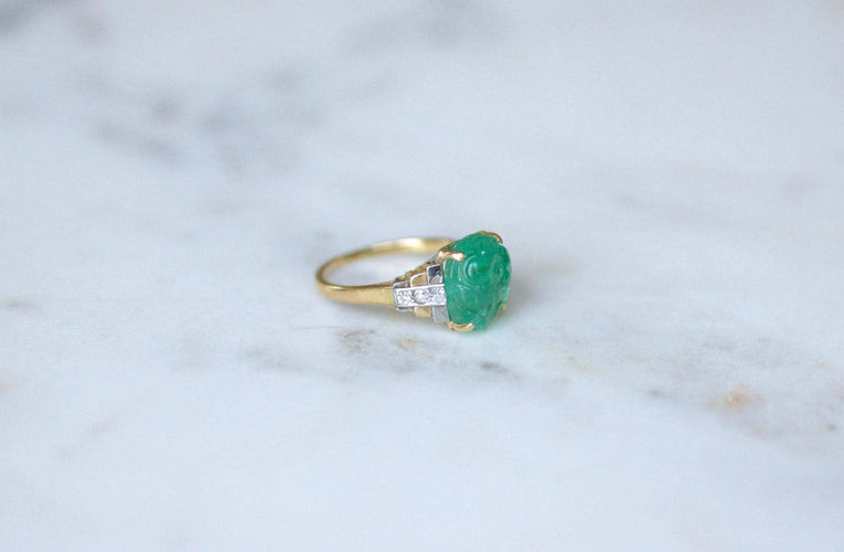 Bague 51 Bague Art Déco cabochon gravée en or jaune 18k, platine, émeraude et diamants 58 Facettes
