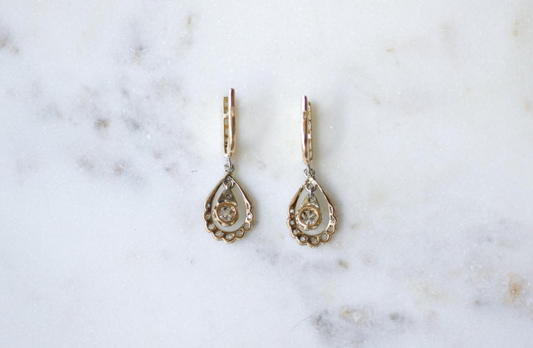 Boucles d'oreilles Boucles d’oreilles dormeuses goutte Art Déco en or jaune et blanc et diamants 58 Facettes