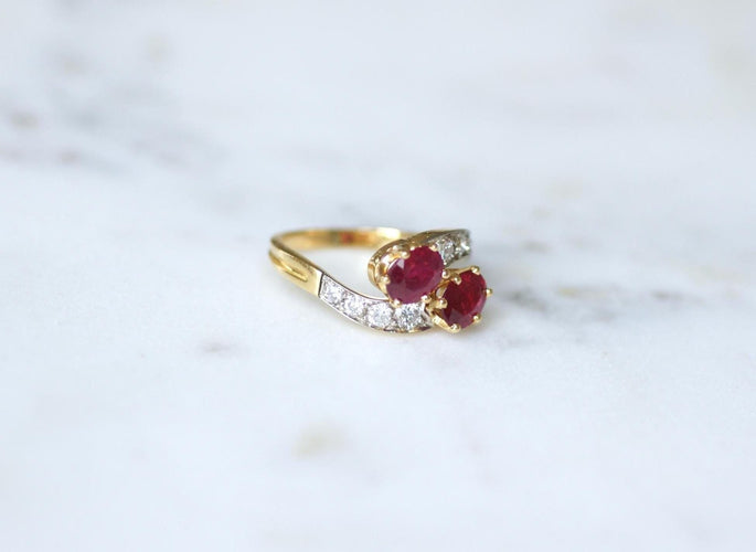 Bague 57 Bague Toi et Moi en or jaune 18k, platine, rubis et diamants 58 Facettes