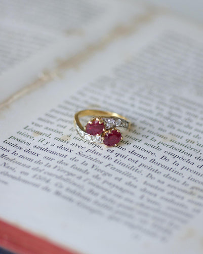 Bague 57 Bague Toi et Moi en or jaune 18k, platine, rubis et diamants 58 Facettes