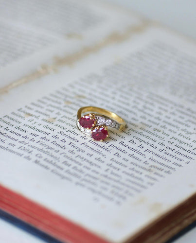 Bague 57 Bague Toi et Moi en or jaune 18k, platine, rubis et diamants 58 Facettes