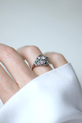 Bague 55 Bague dôme Art déco en or rose et platine, émeraudes et diamants 58 Facettes