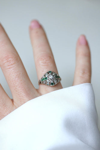 Bague 55 Bague dôme Art déco en or rose et platine, émeraudes et diamants 58 Facettes