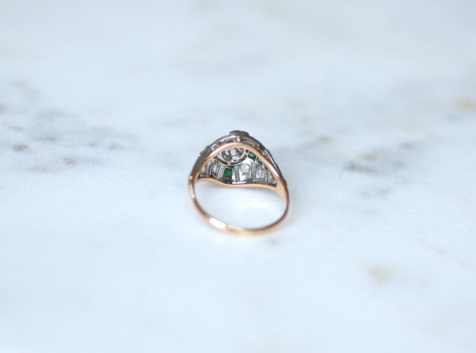 Bague 55 Bague dôme Art déco en or rose et platine, émeraudes et diamants 58 Facettes