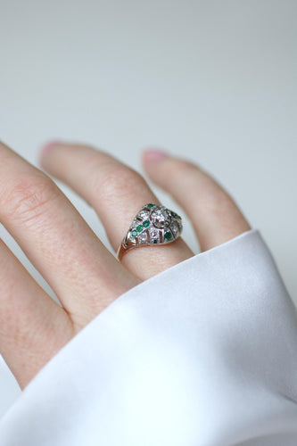 Bague 55 Bague dôme Art déco en or rose et platine, émeraudes et diamants 58 Facettes