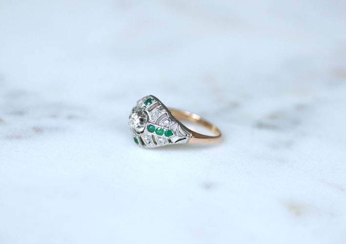 Bague 55 Bague dôme Art déco en or rose et platine, émeraudes et diamants 58 Facettes