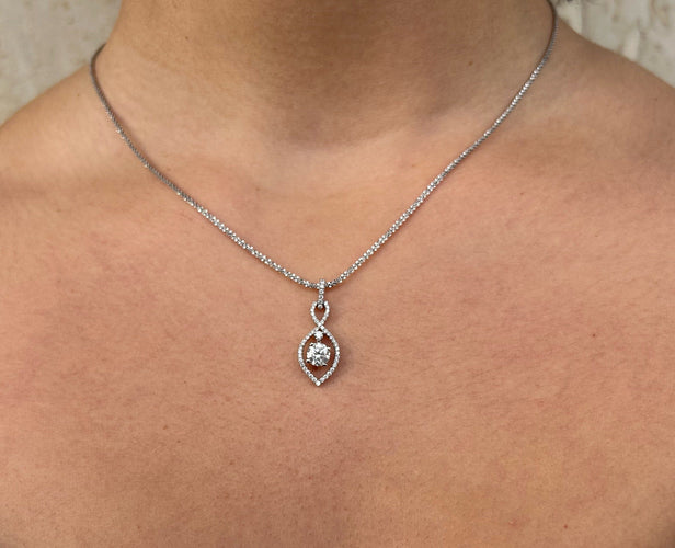 Collier Collier pendentif arabesques pavé de diamants en or blanc 18k 58 Facettes BO/220106