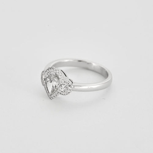 Bague solitaire en or blanc et diamants