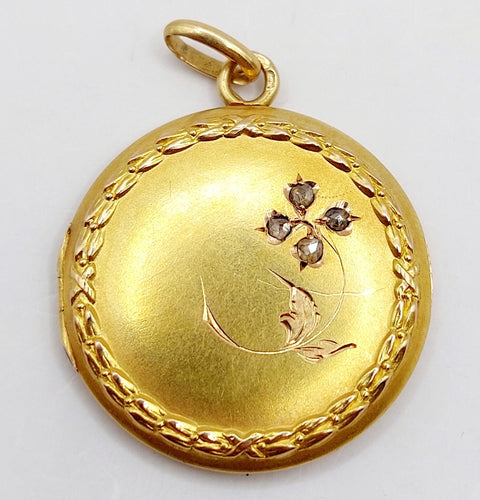 Pendentif Pendentif porte photo Art nouveau or 18k couronne de laurier ,fleur ciselée et diamants taille roses (circa 1910) 58 Facettes A05229