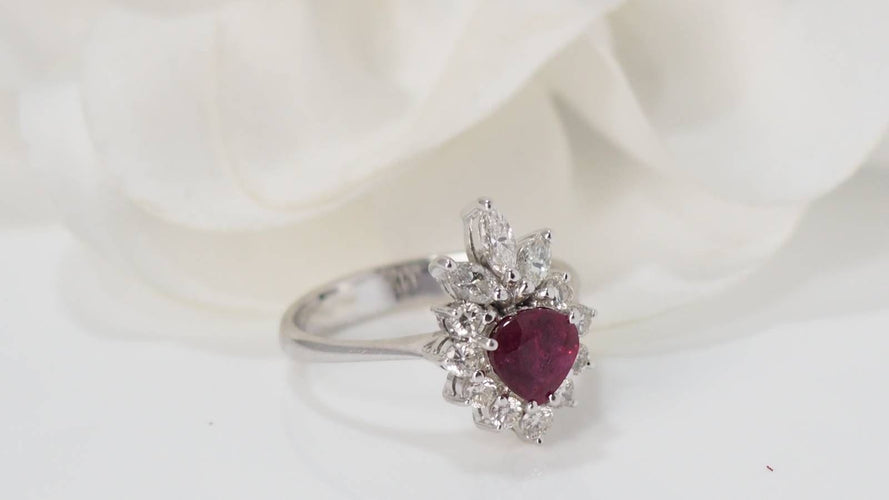 Bague 48 Bague entourage en or blanc, rubis et diamants 58 Facettes 32157