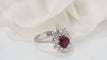 Bague 48 Bague entourage en or blanc, rubis et diamants 58 Facettes 32157