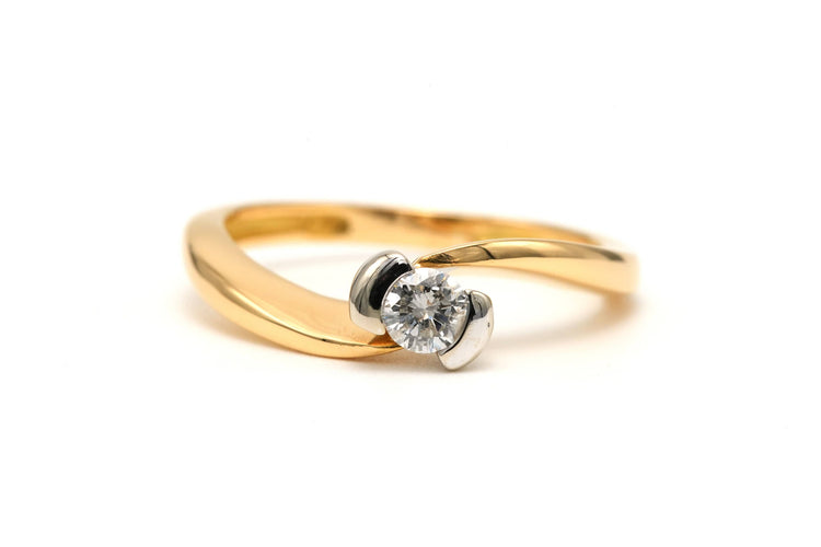 Bague contemporaine en or jaune et blanc 18 carats sertie d'un diamant "taille" brillant (+-0.16ct)
