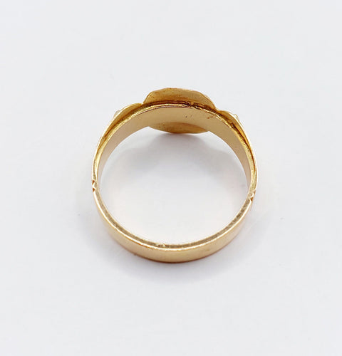 Bague 58.5 Bague chevalière antique or ornée d'un agneau épaulé de fleurs de lys 58 Facettes A05264