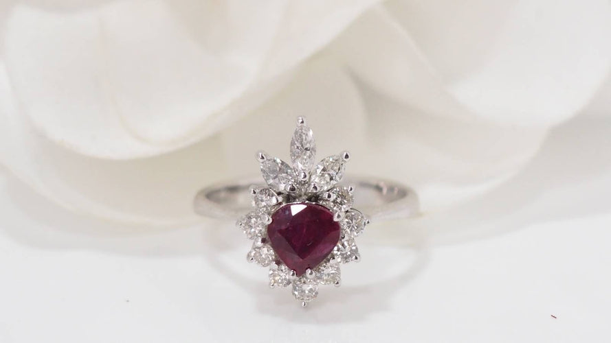 Bague 48 Bague entourage en or blanc, rubis et diamants 58 Facettes 32157