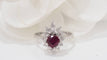 Bague 48 Bague entourage en or blanc, rubis et diamants 58 Facettes 32157