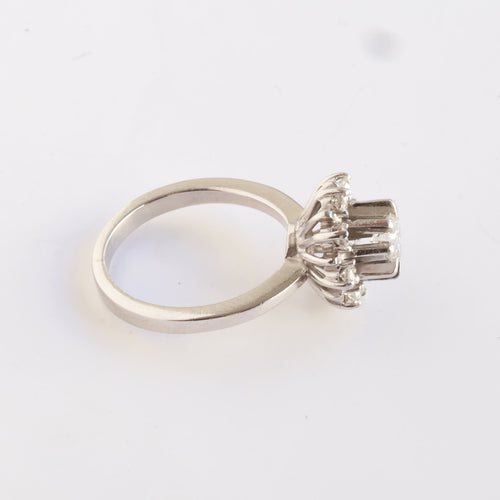 Bague Bague vintage en or blanc sertie de diamants, ornée d'une rosette. 58 Facettes 158/23