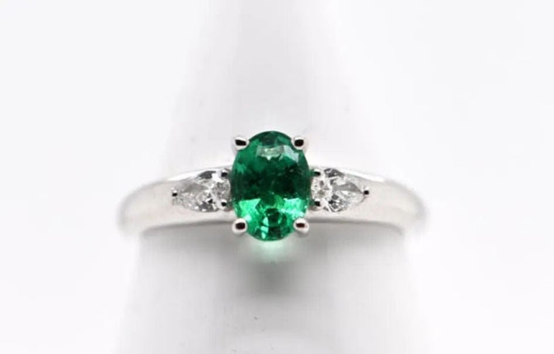 Bague Bague Or Blanc Émeraude et Diamants 58 Facettes