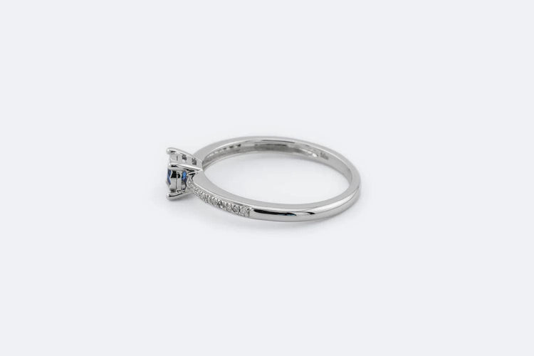 Bague 13 / Oro Bianco Anello in oro bianco con zaffiro e diamanti 58 Facettes ANL651