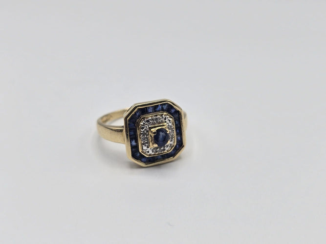 Bague 56 Bague OR Jaune 18k sertie d'un Saphir central, d’éclats de diamants et d'un contour de saphir baguettes 58 Facettes 1-0000448/2