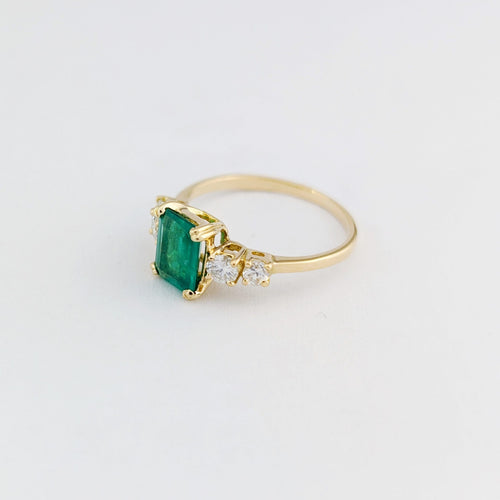 Bague 47 Bague en or jaune, émeraude et diamants 58 Facettes 32894